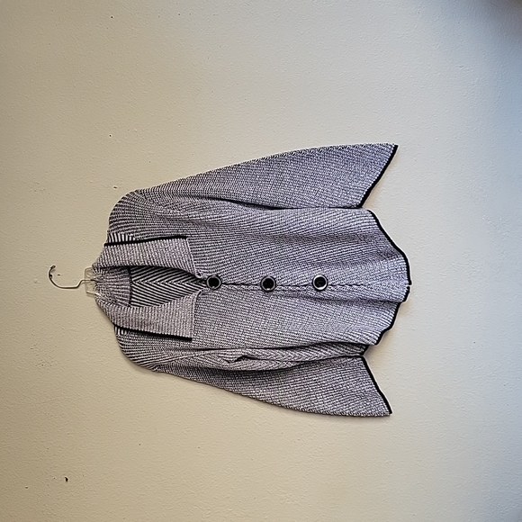 sweater white and black functional buttons missing tag - Picture 1 of 15